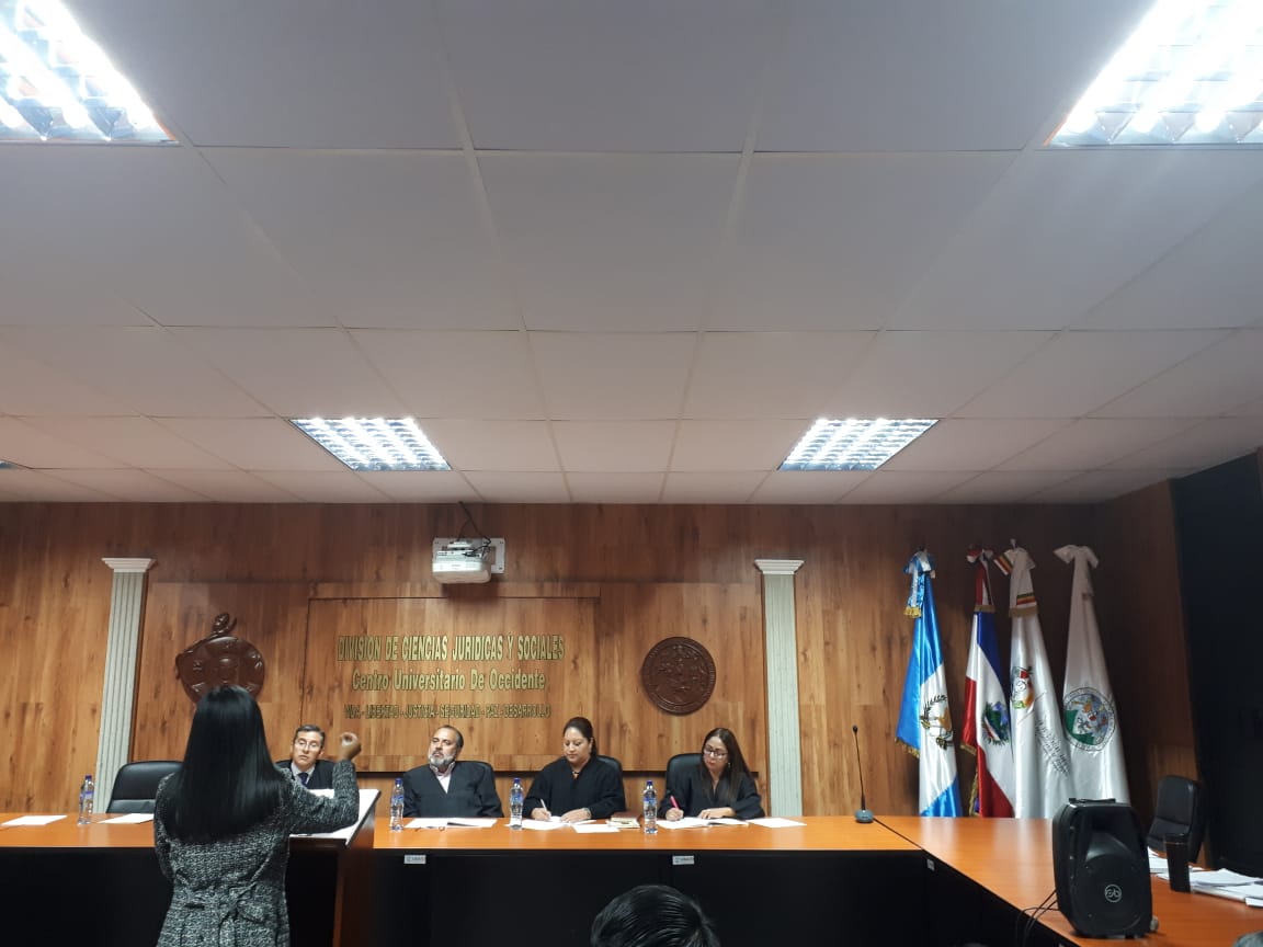 Representante del Estado de Xibalba haciendo sus argumentos